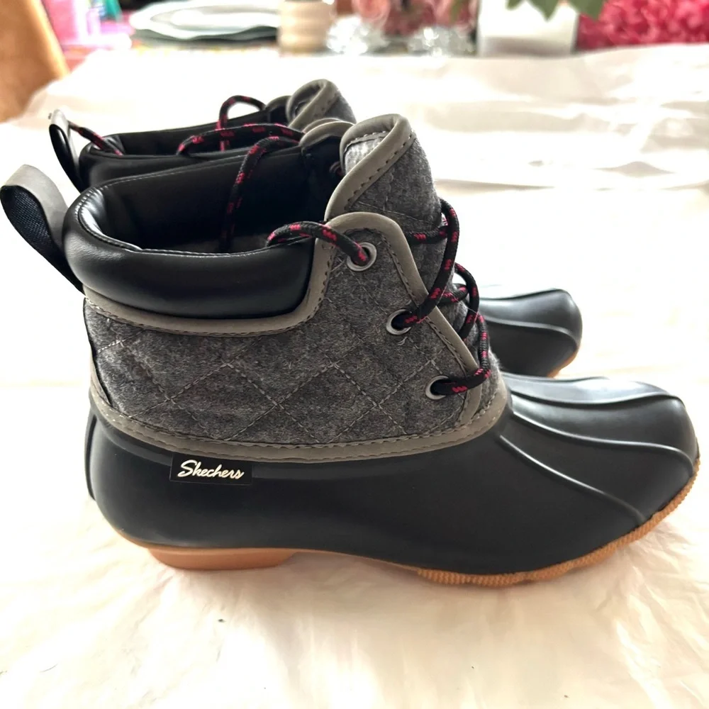 NWOT Skechers Arch Fit Pond Lil Puddles Boots Black Gray SZ 6 Y